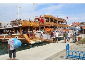 Ayvalık’ta Gezi Teknelerinde Bayram Coşkusu