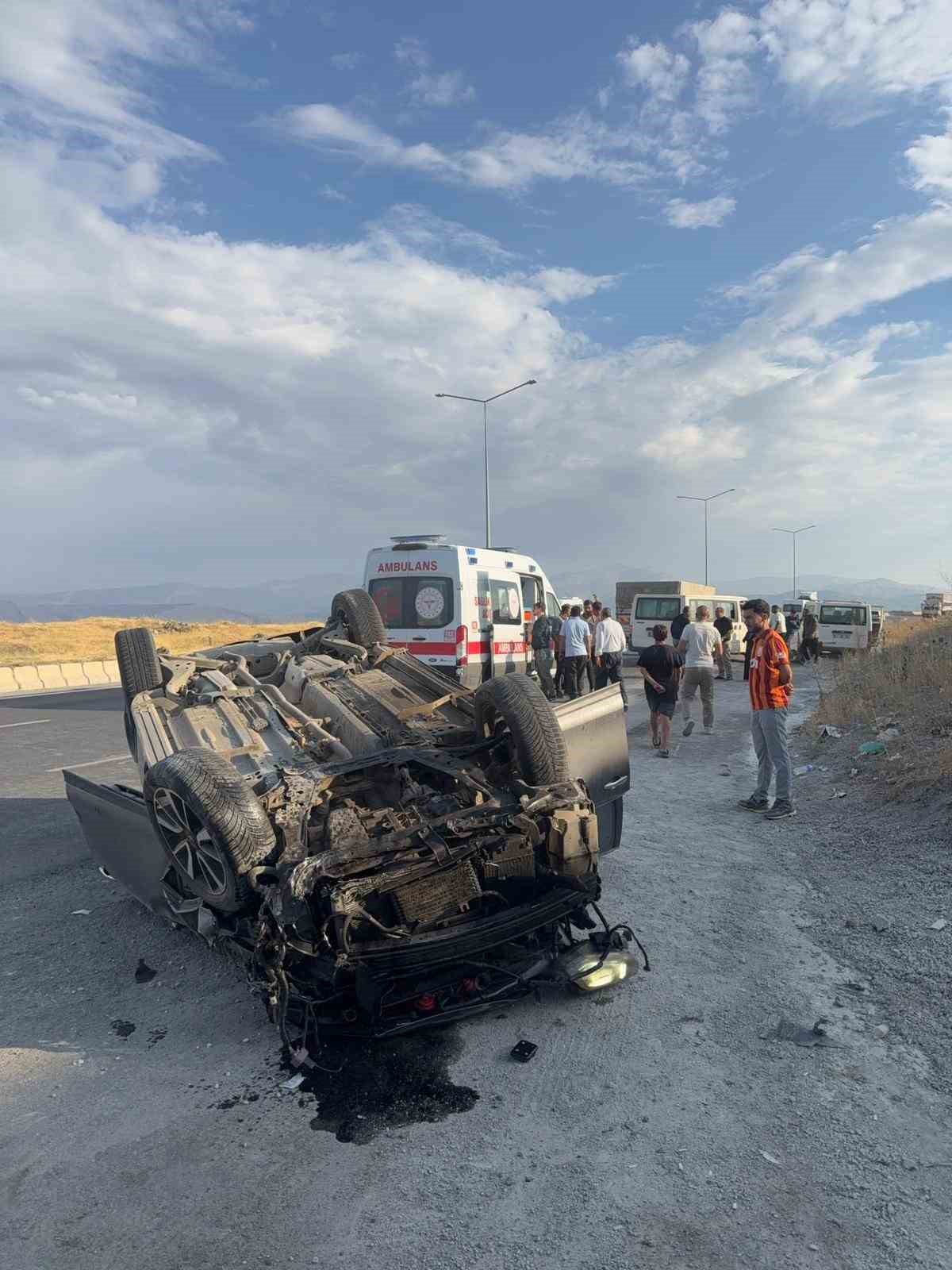tatvan-da-zincirleme-trafik-kazasi-1-yarali