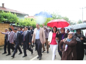 Güneykent 4. Gül Hasat Festivali Sağanak Yağışla Başladı