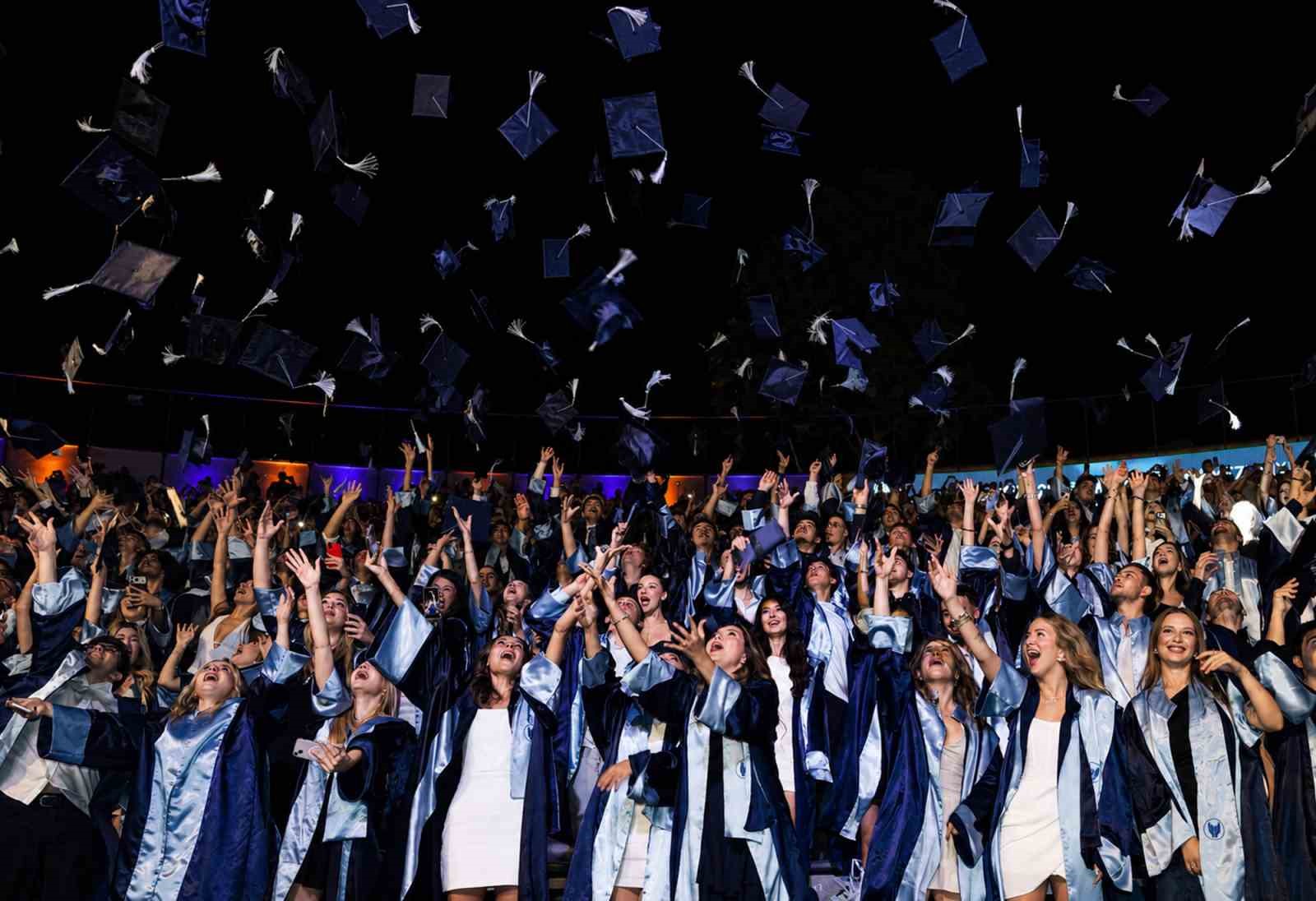 yasar-universitesi-nde-mezuniyet-coskusu