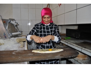 Milletvekili Adayı Bilgin, Hem Pide Yaptı Hem De Destek İstedi