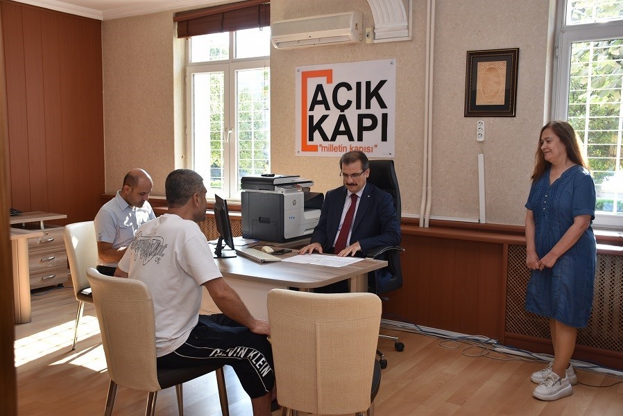 kaymakami-guldogan-acik-kapi-da-vatandaslari-tek-tek-dinledi