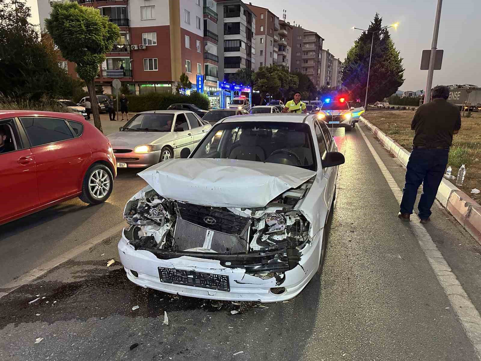 kirmizi-isikta-bekleyen-otomobile-carpti-3-yarali
