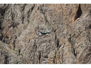 900 Metreden Wingsuit Atlayışları Nefes Kesti