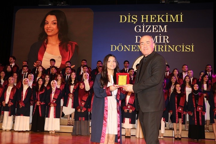 erzincan-da-82-genc-dis-hekimi-mezuniyet-coskusu-yasadi