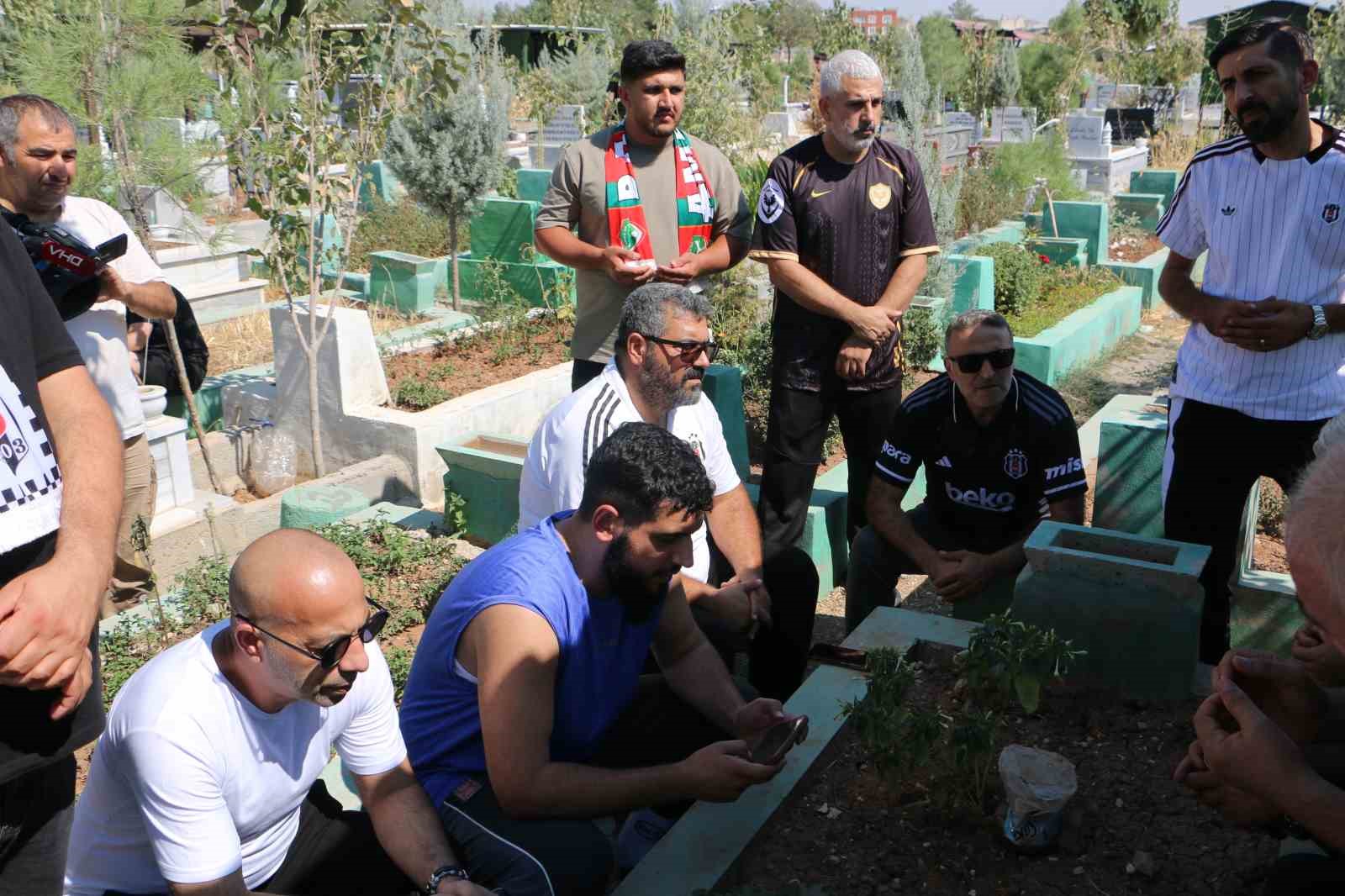 amed-sportif-faaliyetler-ve-besiktas-taraftar-gruplarindan-mac-oncesi-rojin-kabais-in-mezarina-ziyaret