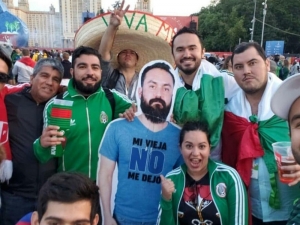 Meksikalı Taraftarlar Arkadaşlarının Maketini Dünya Kupası’na Getirdi