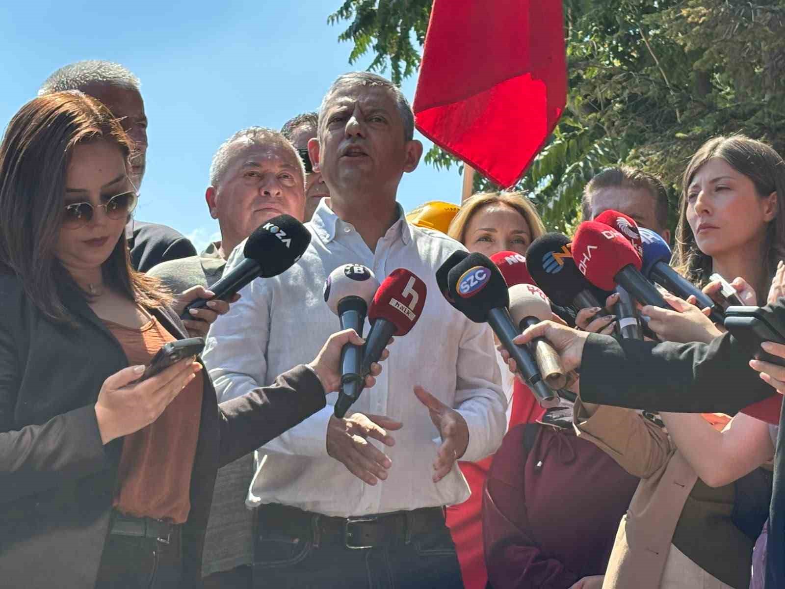 yeni-parti-genel-baskani-ozgur-ozel-gozler-baska-tarafa-cevrilince-sozler-tutulmuyor