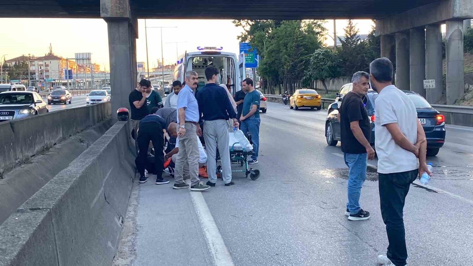 motosiklet-otomobile-carpti-surucu-agir-yaralandi