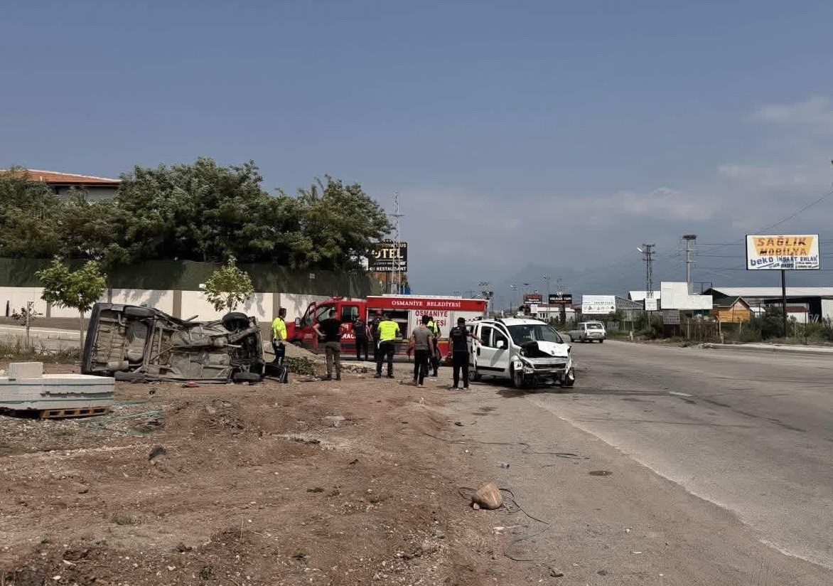 osmaniye-de-hafif-ticari-arac-ile-otomobil-carpisti-2-yarali