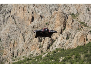200 Kilometre Hızla Kayalıkların Üzerinden Süzülen Pilotlar Nefes Kesti