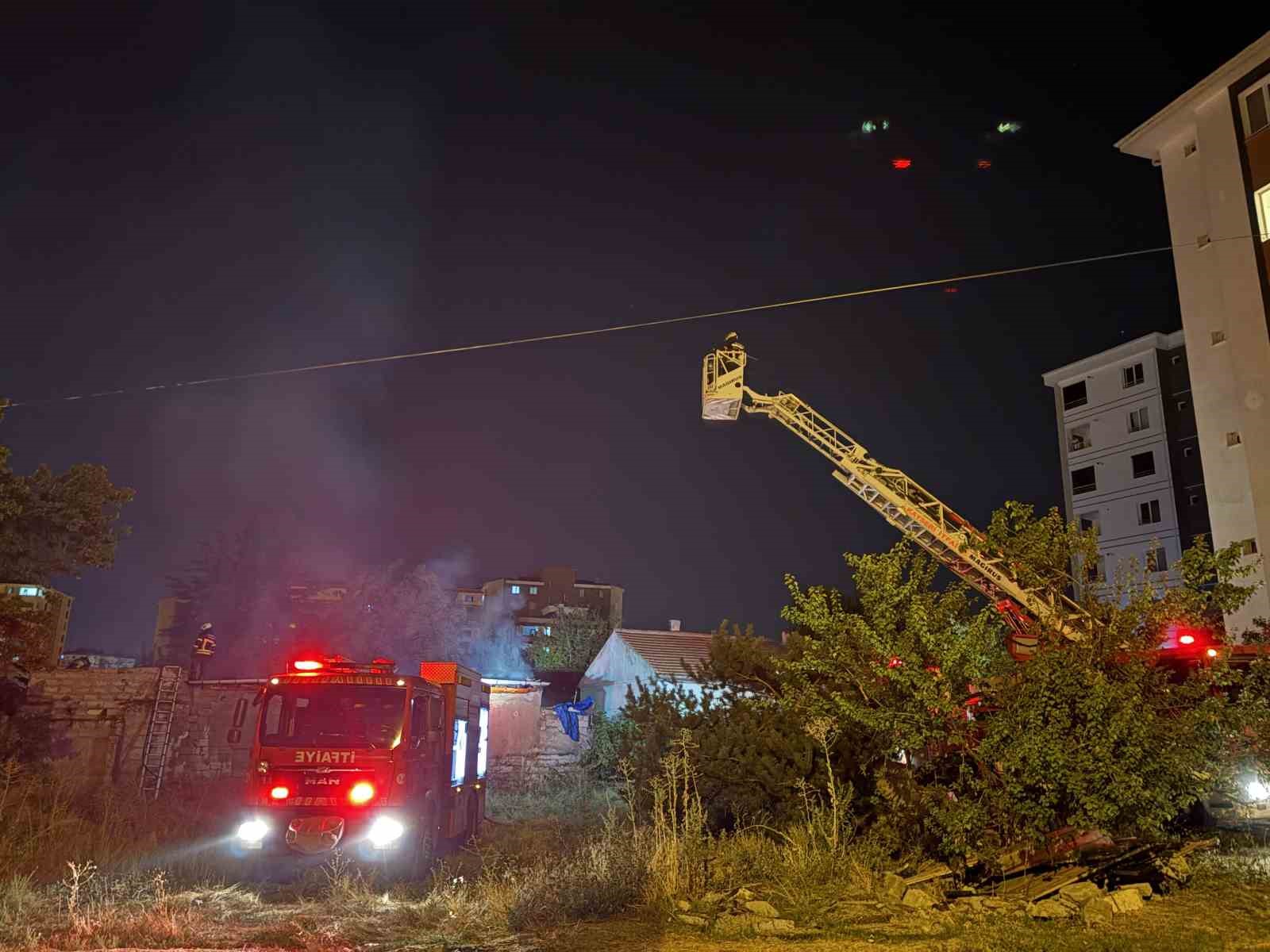 kayseri-de-mustakil-ev-cayir-cayir-yandi