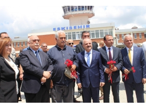 10 Bininci Yolcu Çiçekle Karşıladı