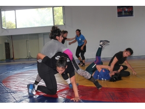 Genç Kadınlar Güreş Milli Takımı Yalova’da Kampa Girdi