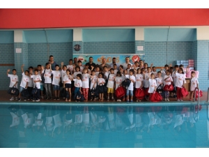 Hatay’da Sevgi Evlerindeki Çocuklara Ücretsiz Yüzme Kursu