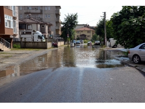 Tahliye Mazgalının Üzerine Asfalt Atıldı, Sokak Sular Altında Kaldı