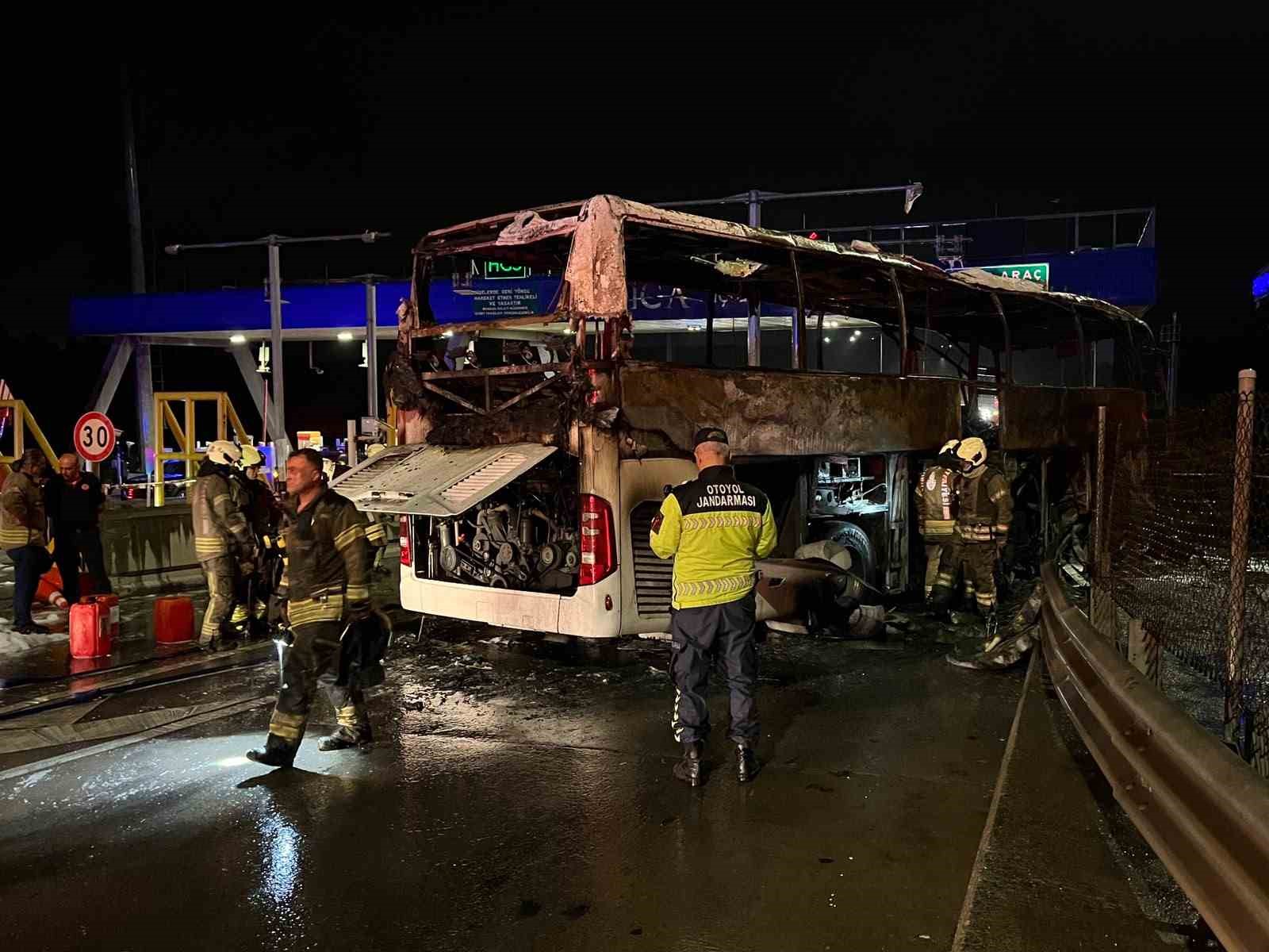 kuzey-marmara-otoyolu-nda-bariyerlere-carpan-otobus-alev-alev-yandi