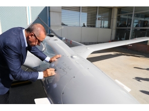 Cumhurbaşkanı Erdoğan, İnsansız Hava Aracına Tarih Ve İmza Attı