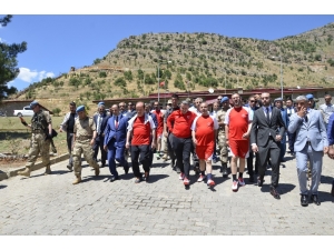 Bakan Bak’tan Yerde Buldukları Bayrak İçin Direk Dikip Göndere Çeken Çocuklara Sürpriz