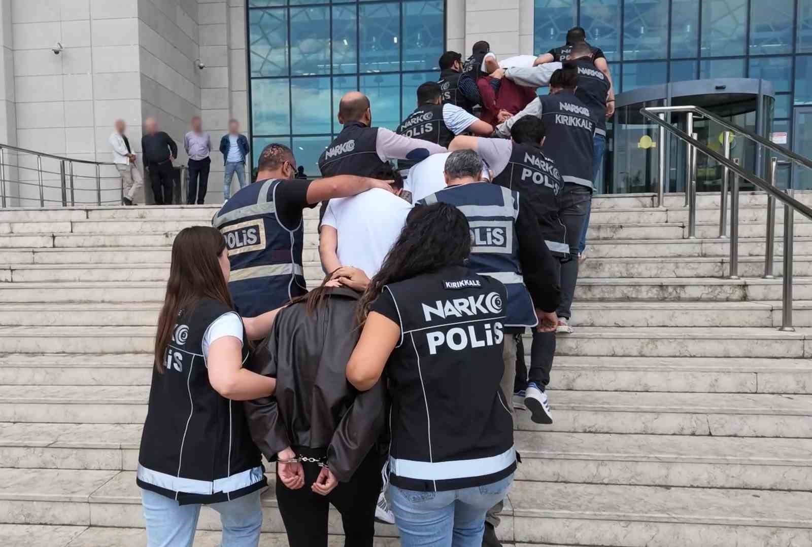 12-milyon-liralik-uyusturucu-piyasaya-surulmeden-durduruldu-6-gozalti