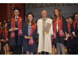 Edebiyat Fakültesi’nde Mezuniyet Coşkusu