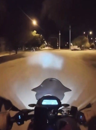 erzincan-da-iki-motosikletin-carpisma-ani-kask-kamerasina-yansidi