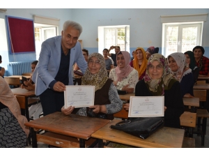 “Okuma Yazma Seferberliği” Kursiyerleri Sertifika Aldı