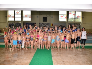 354 Çocuk Hem Eğlenecek, Hem De Yüzme Öğrenecek