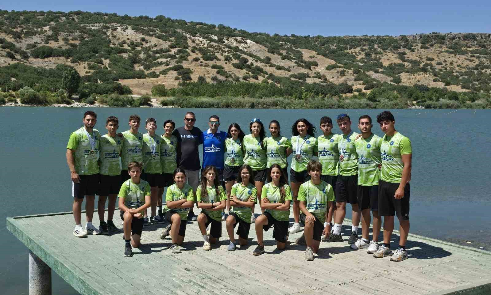 buyuksehir-belediyespor-kanocularindan-12-madalya