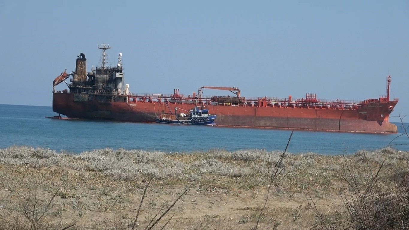 alacam-da-karaya-oturan-gemi-icin-kurtarma-calismasi-baslatildi