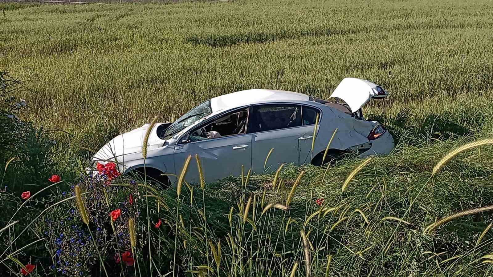 tokat-ta-otomobil-ile-carpisan-traktor-ikiye-bolundu-2-yarali