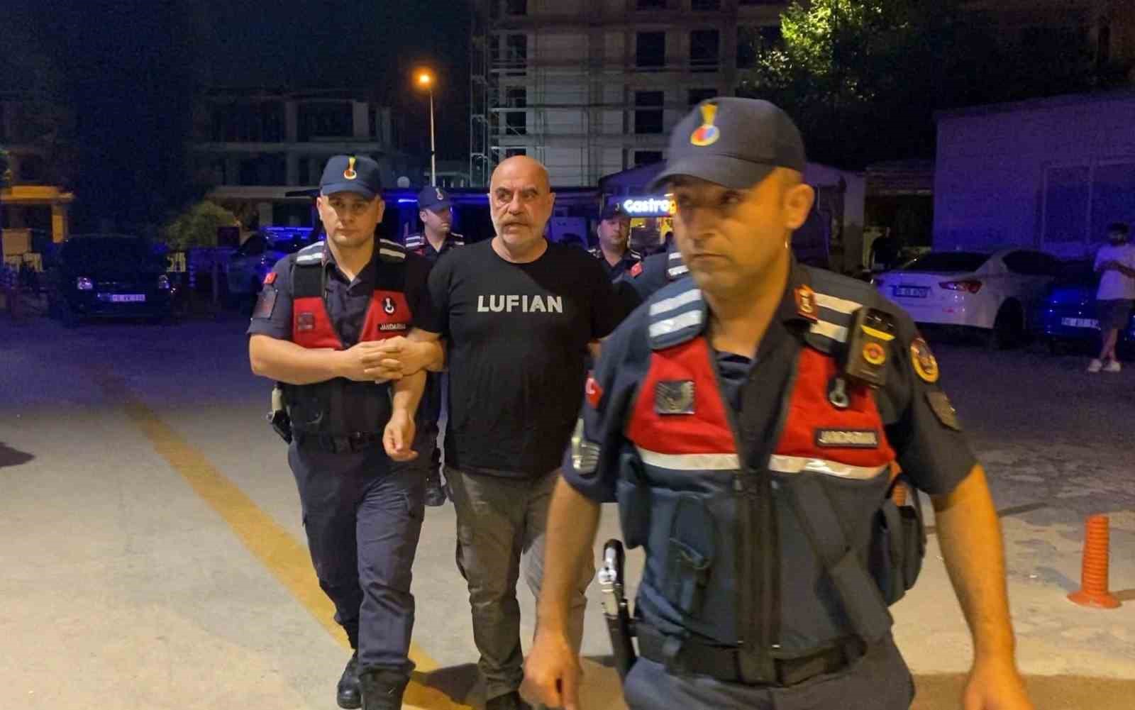 uyusturucudan-gozaltina-alinan-ezel-akay-in-kenevir-tarlasina-cevirdigi-evinden-sok-goruntuler