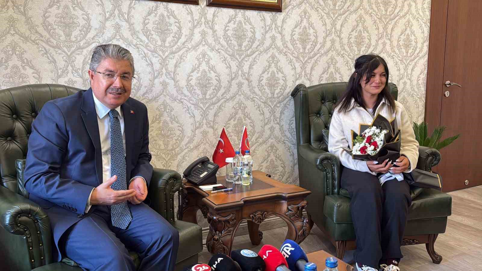 yerde-buldugu-turk-bayragini-kaldiran-kurye-valilikte-agirlandi