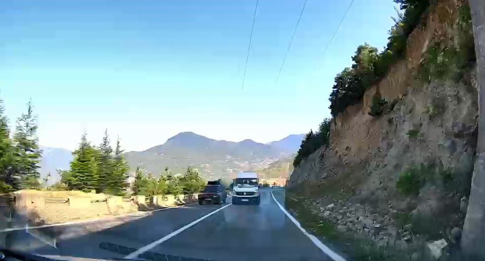yolcu-minibusunun-hatali-sollamasi-kamerada