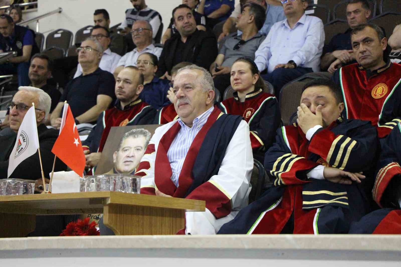 mezuniyet-toreninde-gozyaslari-sel-oldu