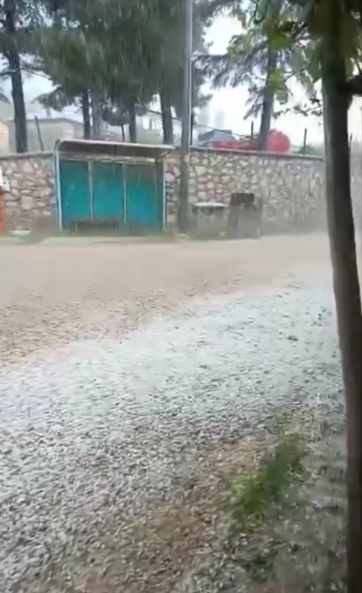 bursa-da-ceviz-buyuklugunde-dolu-yagdi-camlar-kirilma-noktasina-geldi