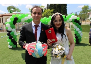 Kaleci Antrenörünün Nikahı Böyle Olur