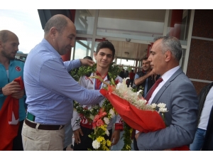 Dünya İkincisine Çiçekli Karşılama