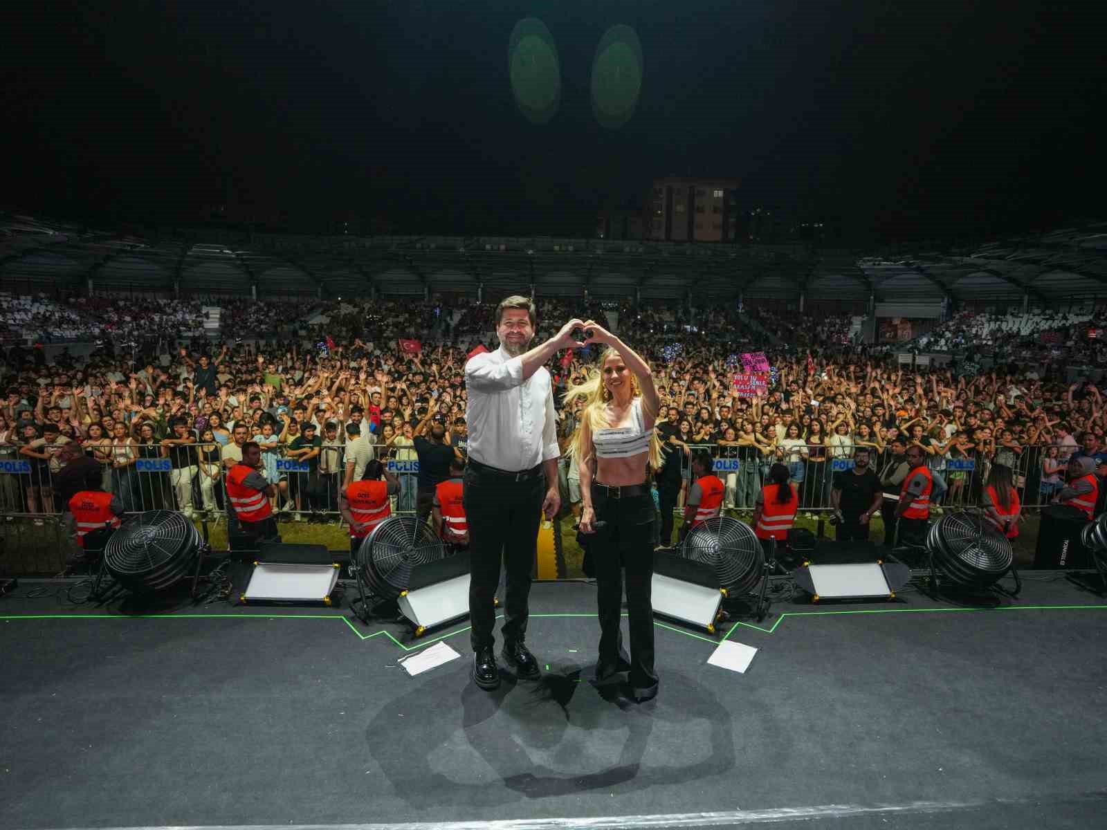yks-sonrasi-gencler-derya-ulug-konserinde-bulustu