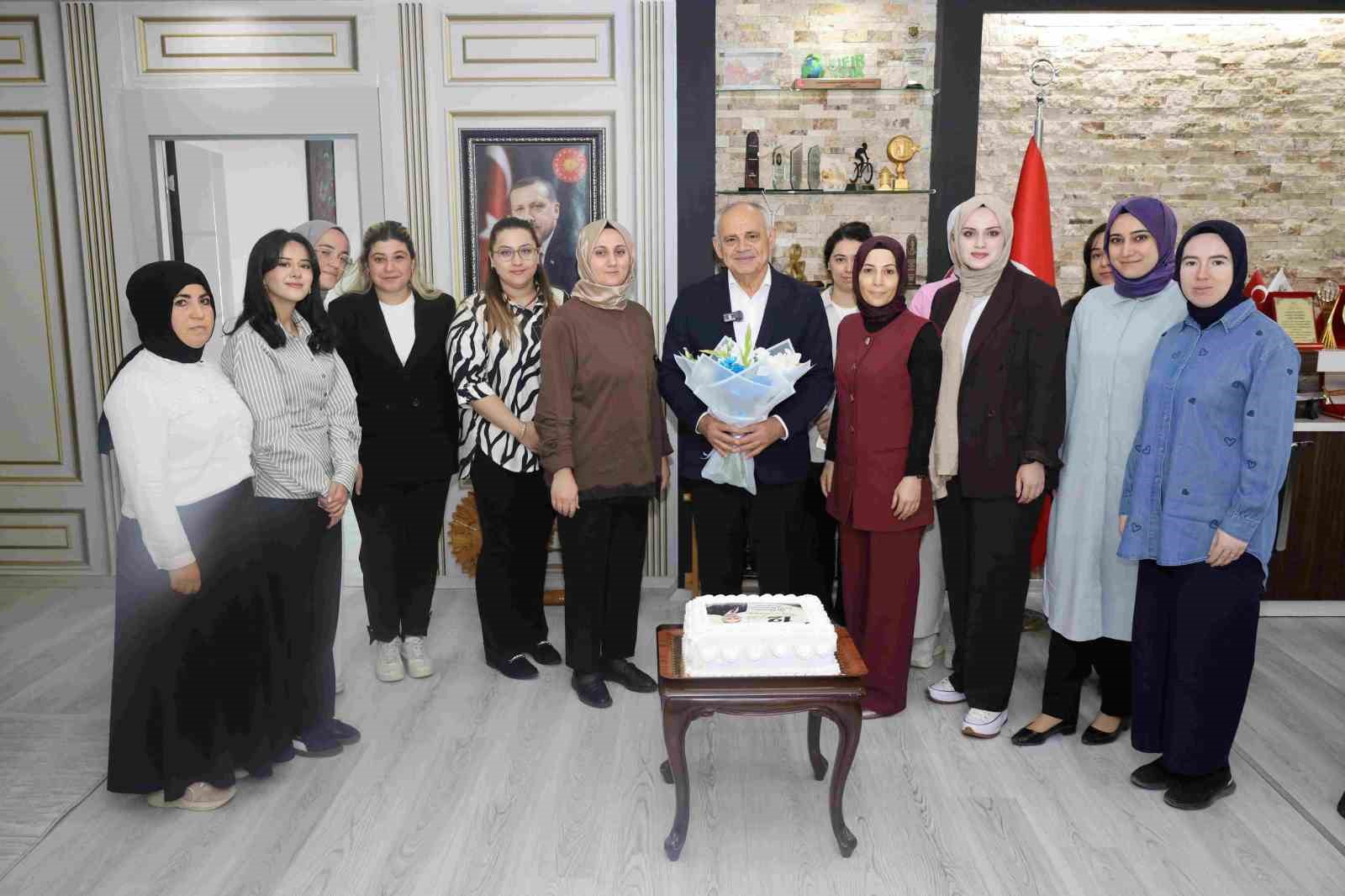 baskan-ozturk-e-personelden-dogum-gunu-surprizi