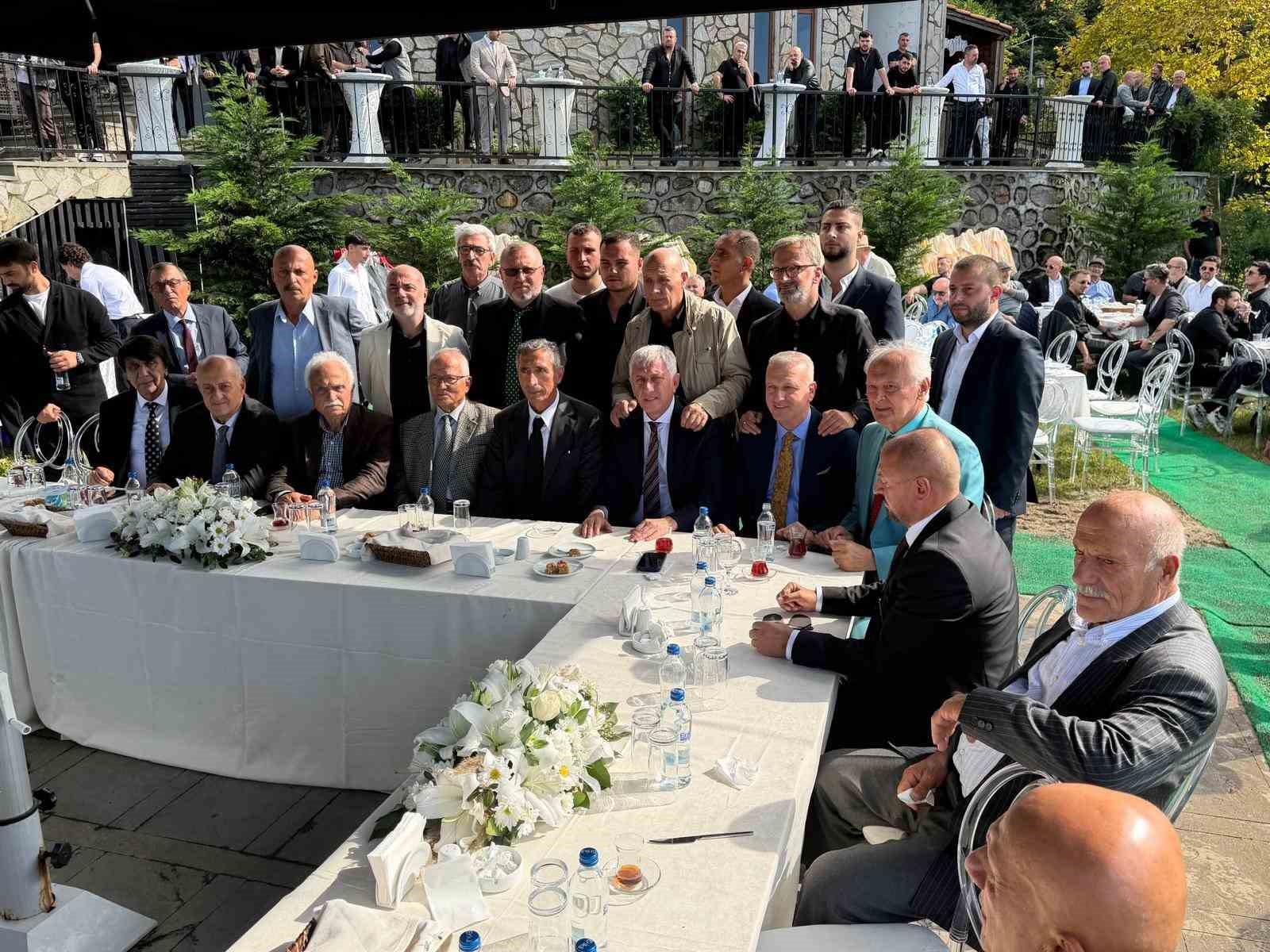 saral-ailesi-yemekte-bir-araya-geldi