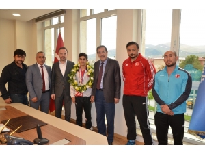 Başkan Bulutlar, Millî Güreşçiyi Altınla Ödüllendirdi
