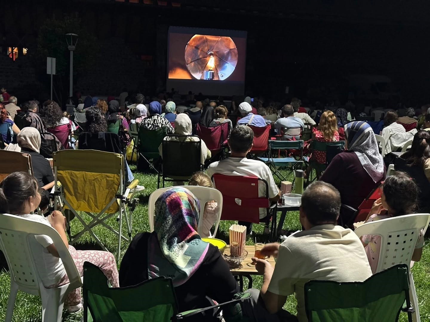 sandalyeyi-kapan-acik-hava-sinemasina-kostu