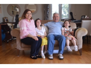 Hayata Sanata Sarılarak Tutunuyor