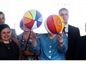 Merkel, Beyrut’ta Suriyeli Çocuklarla