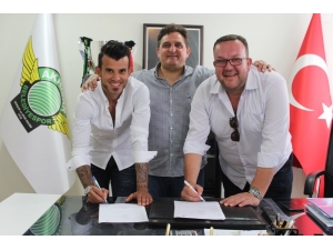 Akhisar Belediyespor’da Güray Vural İmzayı Attı