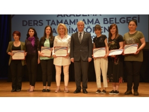 Akadema Ders Tamamlama Belgeleri Takdim Edildi