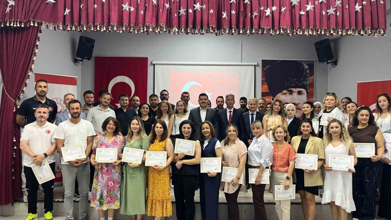 turkeli-de-42-ogretmene-basari-belgesi