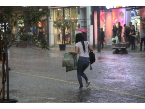Eskişehir’de Aniden Başlayan Yağmur Hayatı Felç Etti