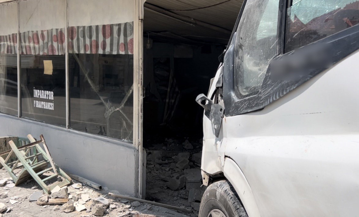 pikapla-carpisan-minibus-kiraathaneye-daldi-1-olu-3-yarali